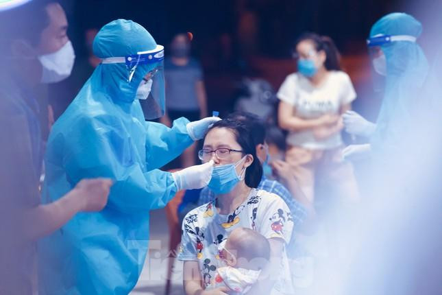 Tiếp tục lấy mẫu xét nghiệm sàng lọc lần 3 cho toàn dân thành phố Vinh Tiếp tục lấy mẫu xét nghiệm sàng lọc lần 3 cho toàn dân thành phố Vinh