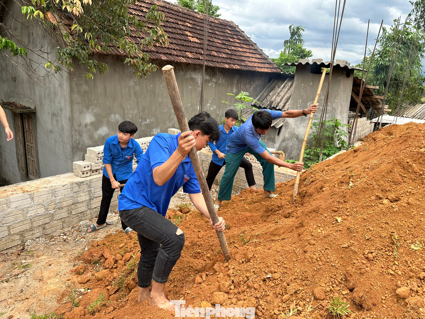 Ngoài hỗ trợ gạch xây nhà, đoàn viên thanh niên còn hỗ trợ ngày công, san lấp móng nhà. Ngoài hỗ trợ gạch xây nhà, đoàn viên thanh niên còn hỗ trợ ngày công, san lấp móng nhà.