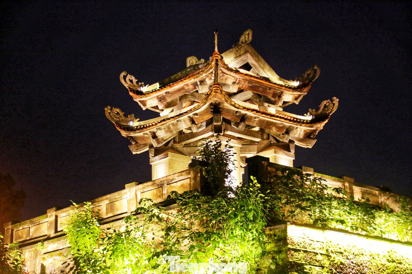 Vào khoảng 18 giờ hằng ngày, khi hệ thống đèn điện được bật sáng, thành cổ Vinh như “khoác áo mới”, lấp lánh và rực rỡ.