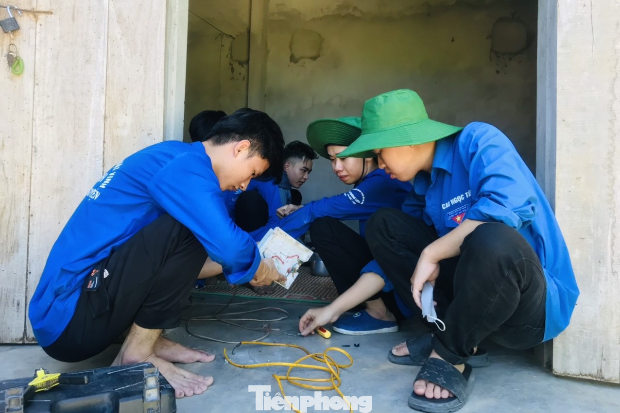 Anh Lô Hồng Tượng, Bí thư Đoàn xã Tiên Kỳ cho biết, bản Hiện, xã Tiên Kỳ có khoảng 1.400 nhân khẩu, chủ yếu là người đồng bào dân tộc Thái, đời sống người dân còn gặp nhiều khó khăn. Tại đây, các tình nguyện viên đã sửa chữa, lắp đặt hệ thống điện cho 15 nhà dân ở bản. Đây là các gia đình hộ nghèo, đơn thân và gia đình chính sách.