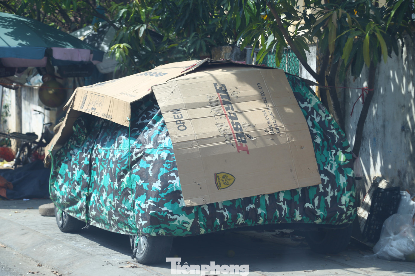 Chăn bông, bìa cát tông,… được tận dụng để chống nắng cho ô tô, xe máy.