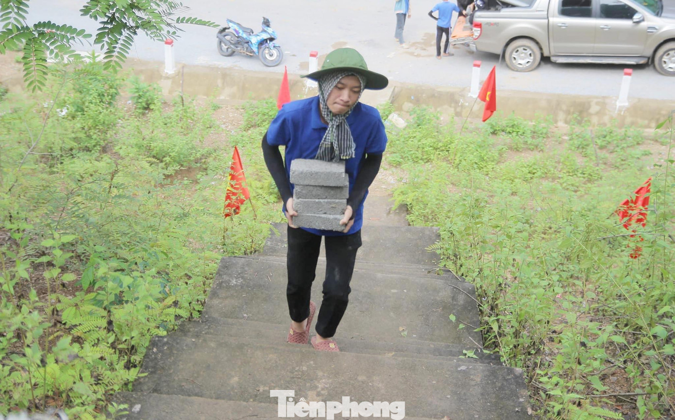 Tham gia tu sửa Đài tưởng niệm Nghĩa trang liệt sĩ xã Mường Ải