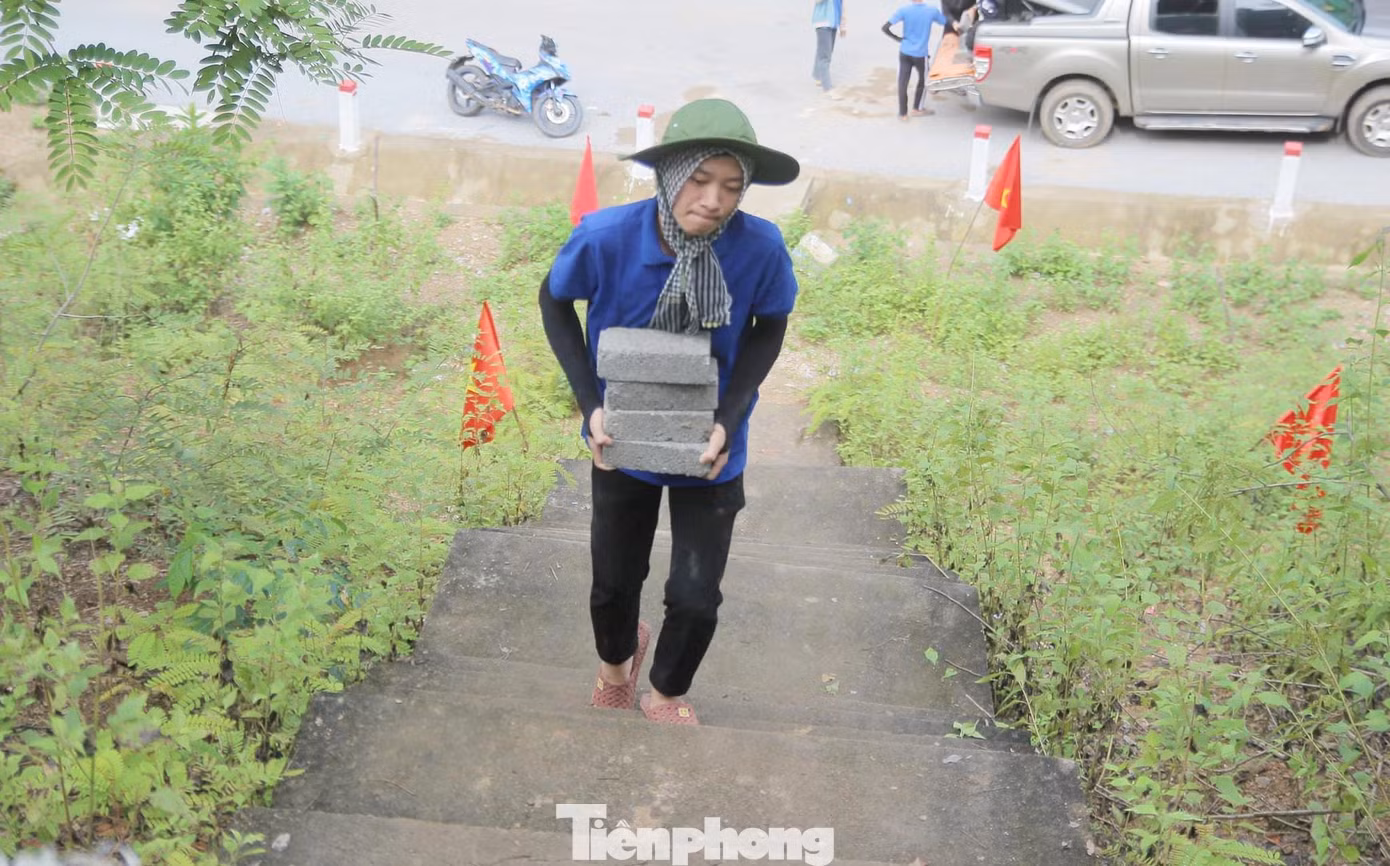 Tham gia tu sửa Đài tưởng niệm Nghĩa trang liệt sĩ xã Mường Ải