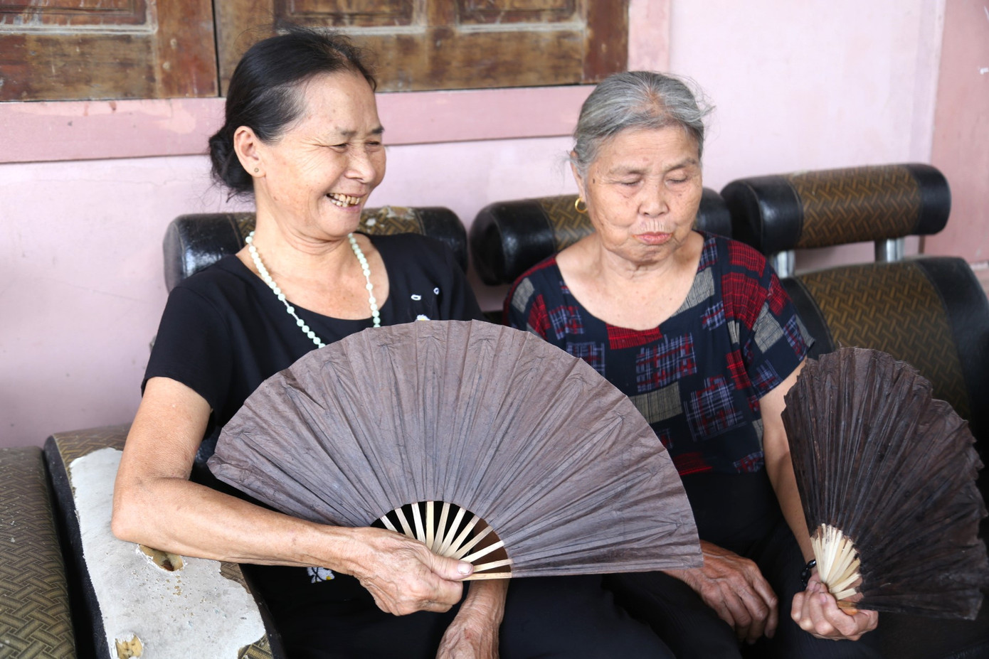 Một ngày, ông Trung, bà Thu có thể làm được khoảng 30 cái quạt phết hồ hoàn chỉnh. Hiện, ông bà vẫn làm 3 loại quạt: 20 nan, 15 nan, và 10-13 nan, được bán với giá thành khác nhau từ 10–20.000 đồng/chiếc. Sau khi trừ chi phí, ông bà còn khoảng 150.000 đồng/ngày. Sản phẩm làm ra chủ yếu nhập ở khu vực Diễn Châu, các huyện miền núi Nghệ An, và các tỉnh Hà Tĩnh, Quảng Bình. Một ngày, ông Trung, bà Thu có thể làm được khoảng 30 cái quạt phết hồ hoàn chỉnh. Hiện, ông bà vẫn làm 3 loại quạt: 20 nan, 15 nan, và 10-13 nan, được bán với giá thành khác nhau từ 10–20.000 đồng/chiếc. Sau khi trừ chi phí, ông bà còn khoảng 150.000 đồng/ngày. Sản phẩm làm ra chủ yếu nhập ở khu vực Diễn Châu, các huyện miền núi Nghệ An, và các tỉnh Hà Tĩnh, Quảng Bình.