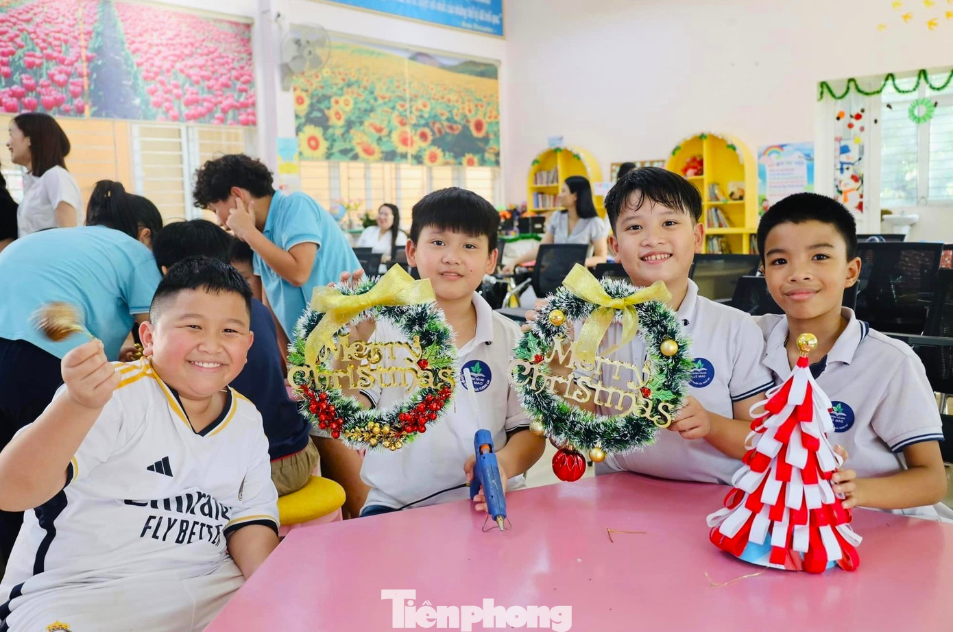 “Khoe” thành quả sau khi mày mò làm ra vòng nguyệt quế ưng ý.