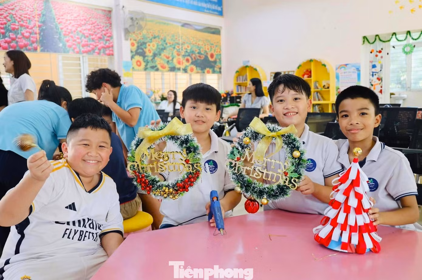 “Khoe” thành quả sau khi mày mò làm ra vòng nguyệt quế ưng ý.