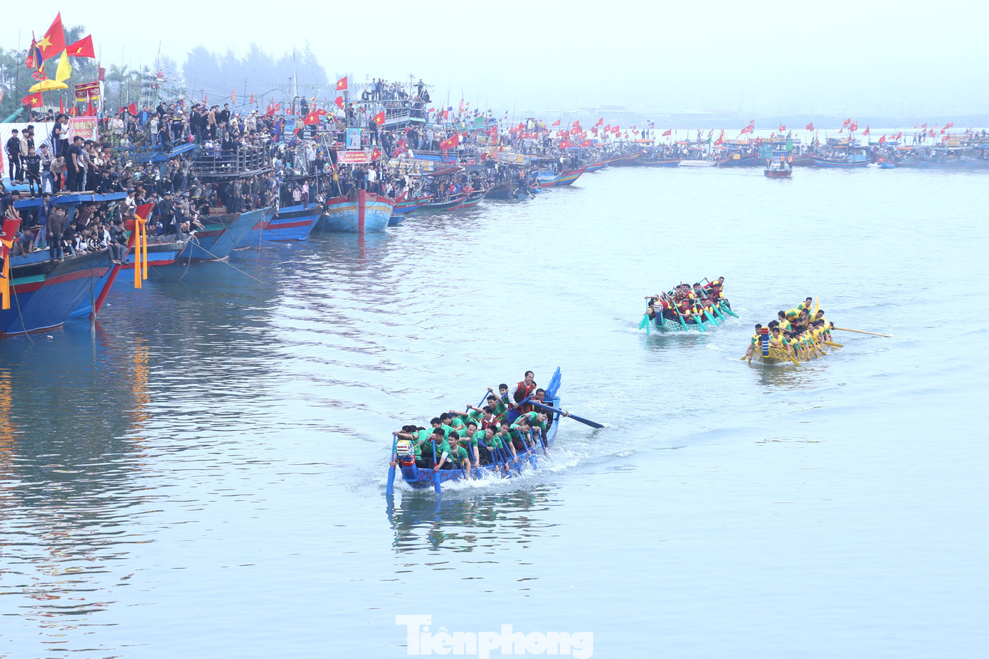 Đường đua trên sông dành cho các đội đua có chiều dài 500m cả đi lẫn về. Để giành chiến thắng, ngoài sức khỏe dẻo dai, các tay đua còn phải phối hợp với nhau một cách ăn ý.