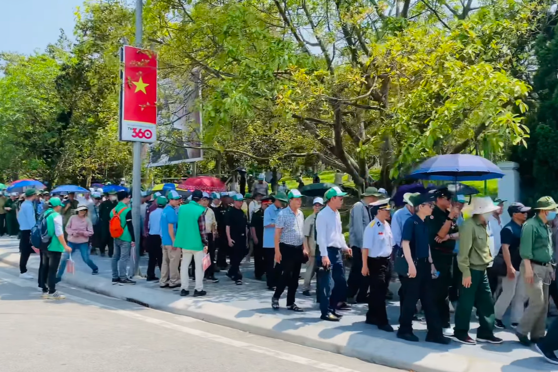 Từng dòng người về thăm tọa độ lửa Truông Bồn trong dịp nghỉ lễ 30/4, trong đó có nhiều cựu chiến binh.