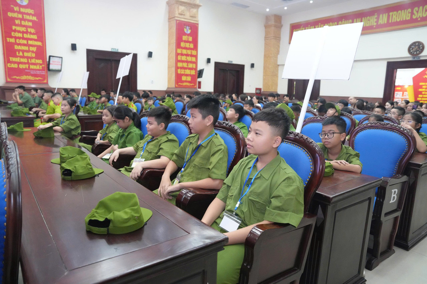 Tham gia chương trình, các “chiến sĩ nhí” sẽ được Ban tổ chức lên kế hoạch chi tiết, chuẩn bị chu đáo trong việc đảm bảo an toàn, điều kiện ăn ở; giáo dục kiến thức, rèn luyện kỷ luật, tác phong, bản lĩnh với các chuyên đề như huấn luyện điều lệnh nội vụ, điều lệnh đội ngũ Công an nhân dân; tìm hiểu về Luật An toàn giao thông, trang bị kiến thức và cách xử lý tình huống về phòng cháy, chữa cháy, kỹ năng cứu hộ cứu nạn...