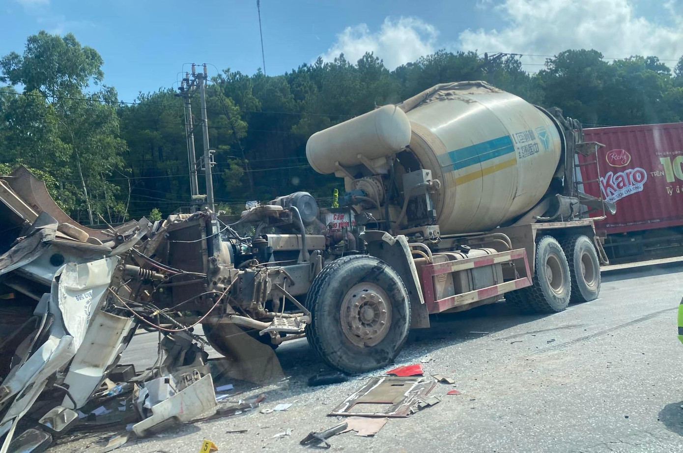 Đầu chiếc xe bồn nát bét sau cú va chạm, tài xế may mắn thoát chết