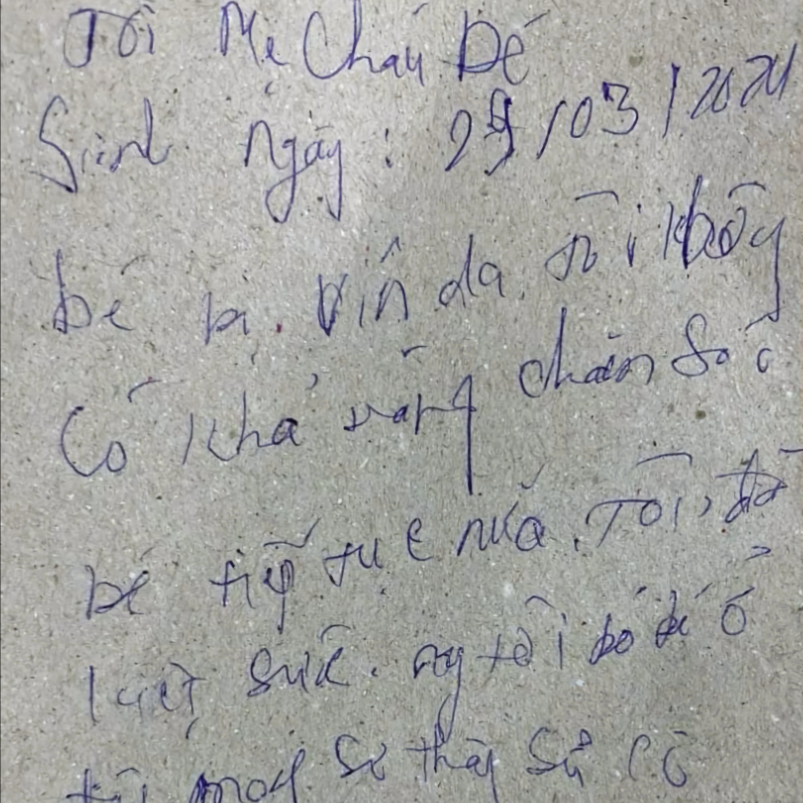 Mảnh giấy mẹ cháu bé để lại Mảnh giấy mẹ cháu bé để lại