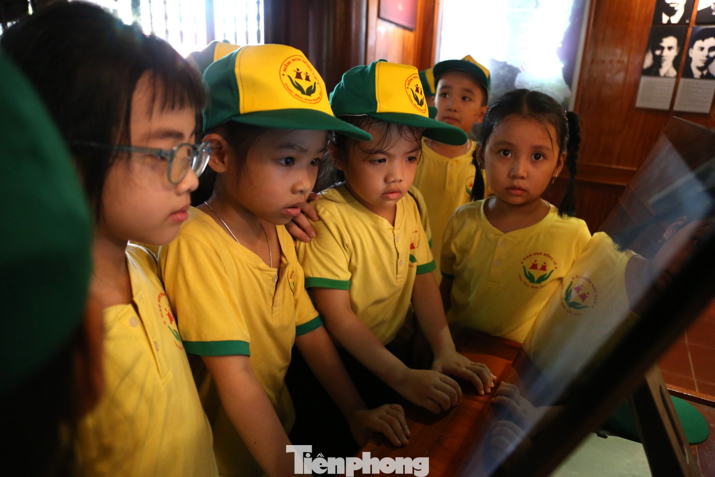 Các em học sinh chăm chú khi xem những hình ảnh trên ứng dụng màn hình chạm tại Khu Di tích Kim Liên.