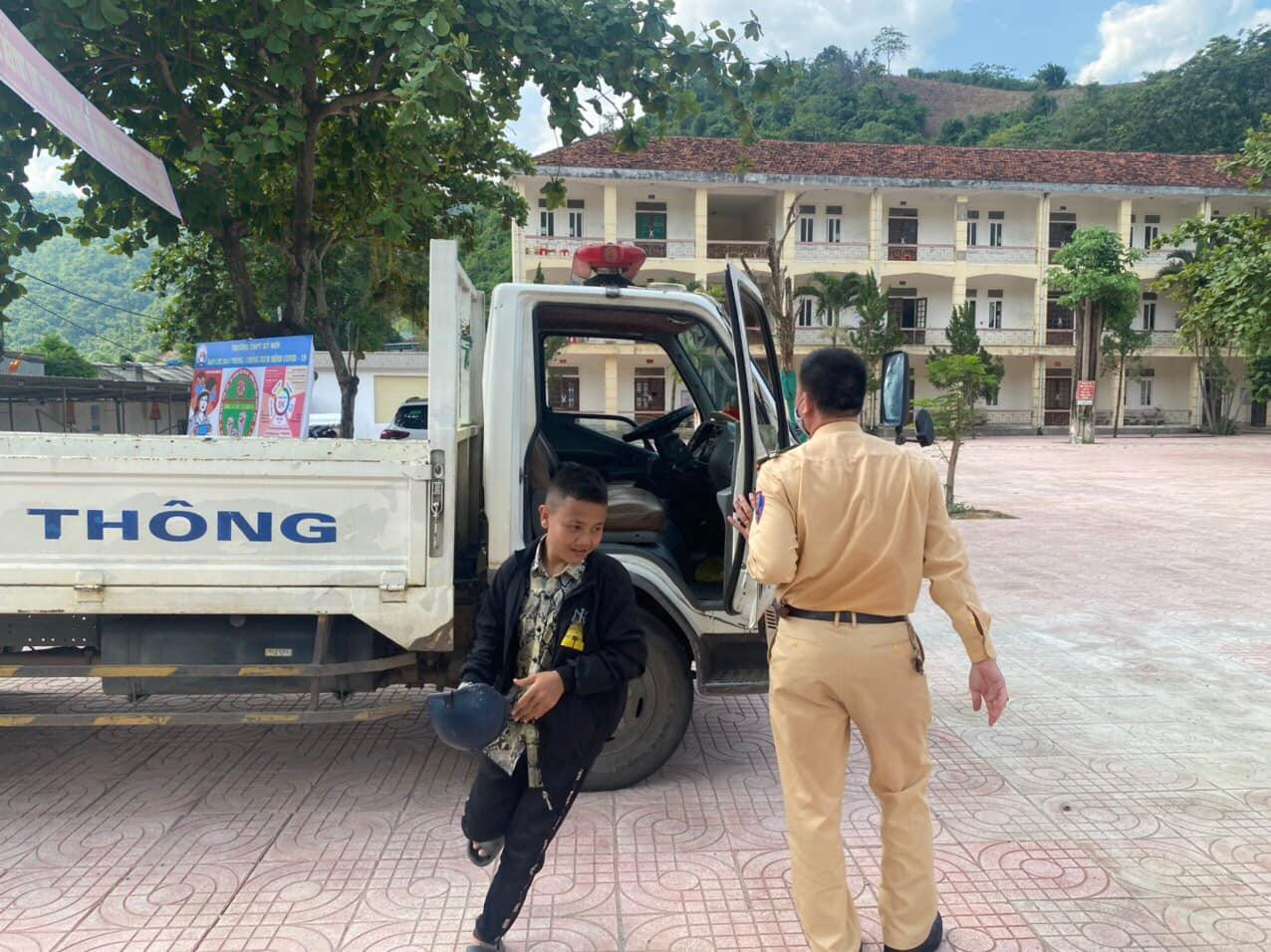 Em Lo Thiên Long vội vàng chạy vào phòng thi, tay vẫn cầm cả mũ bảo hiểm.