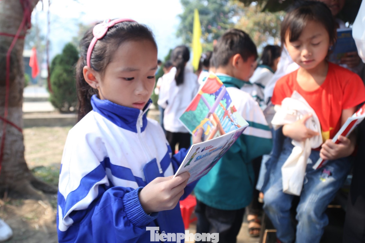 Các em học sinh trường Tiểu học Quang Phong 2 thích thú với mô hình Tủ sách trí tuệ