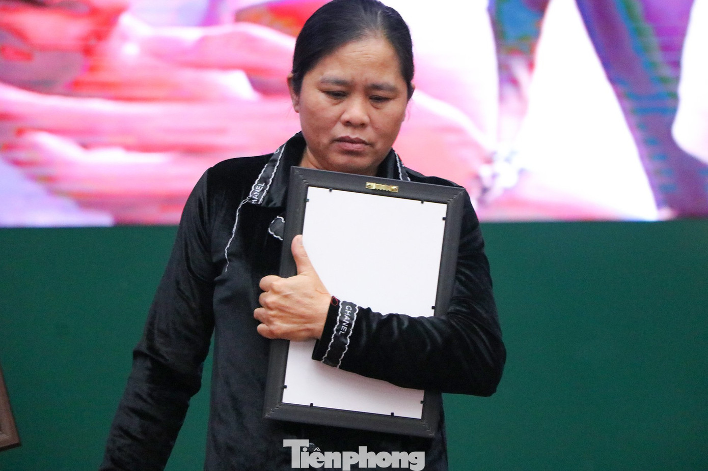 Các bức ảnh được phục dựng không chỉ giúp gia đình các liệt sĩ có một bức ảnh thờ, mà hơn hết, là lòng tri ân của những người trẻ đối với những người đã ngã xuống, sự động viên, sẻ chia với những nỗi đau của người vợ, người mẹ, người con... các liệt sĩ.