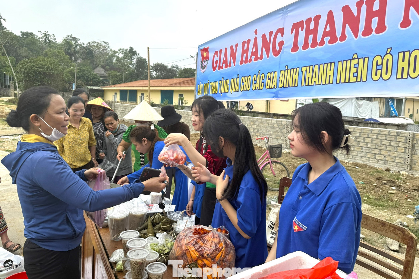 Đoàn viên thanh niên tự tay nấu những món ăn truyền thống của người Thái gây quỹ tặng cho hai thanh niên có hoàn cảnh đặc biệt khó khăn trên địa bàn.
