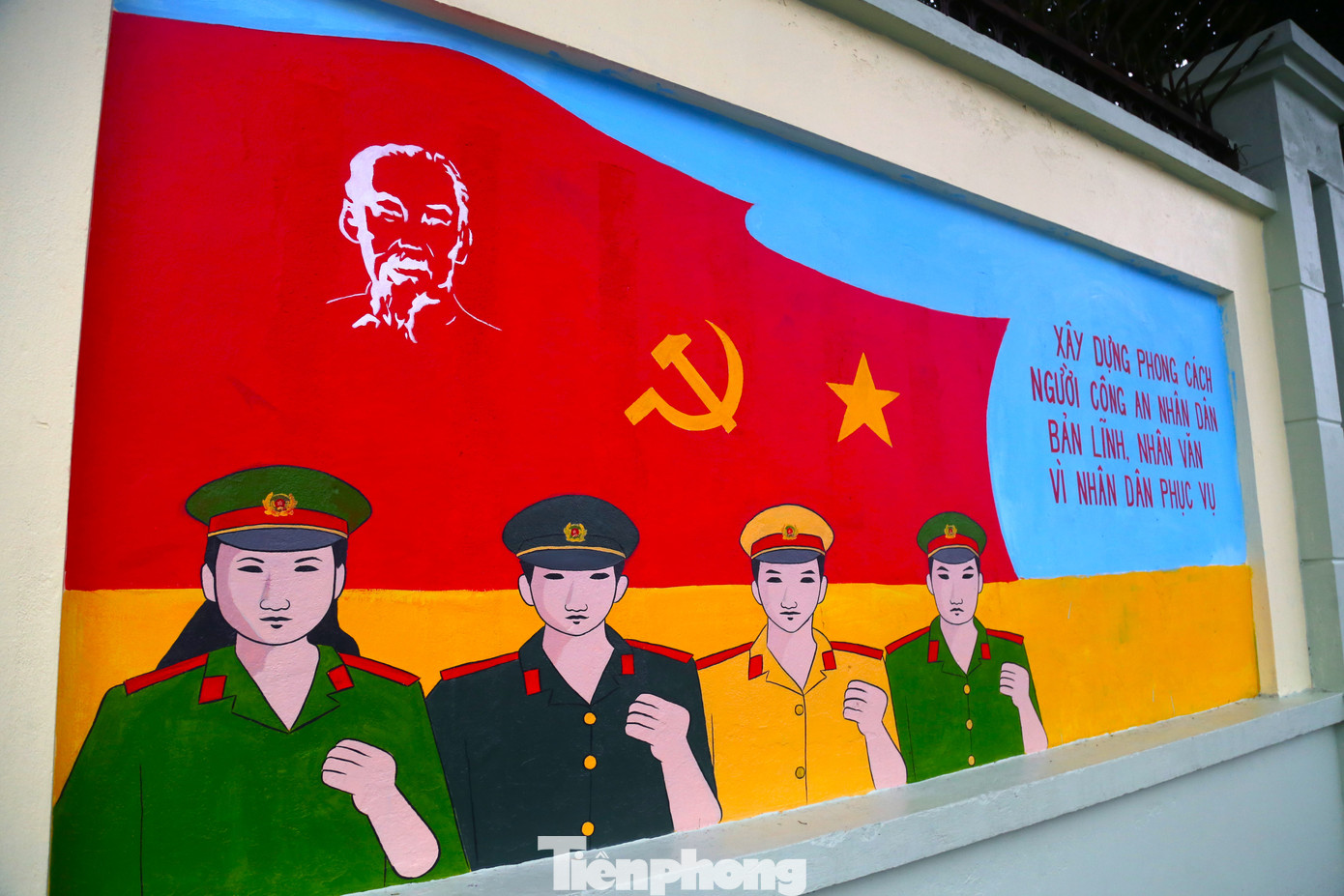 Các bức tranh được bố trí bám sát chủ đề của công trình. Bên cạnh đó, tôn vinh đầy đủ các hình ảnh tiêu biểu của các khối lực lượng: An ninh, Điều tra, Quản lý hành chính, Phòng cháy chữa cháy… Giữa các khối ảnh, là hình ảnh về hoa sen, hoa hướng dương, sông núi tượng trưng cho mảnh đất, con người xứ Nghệ.