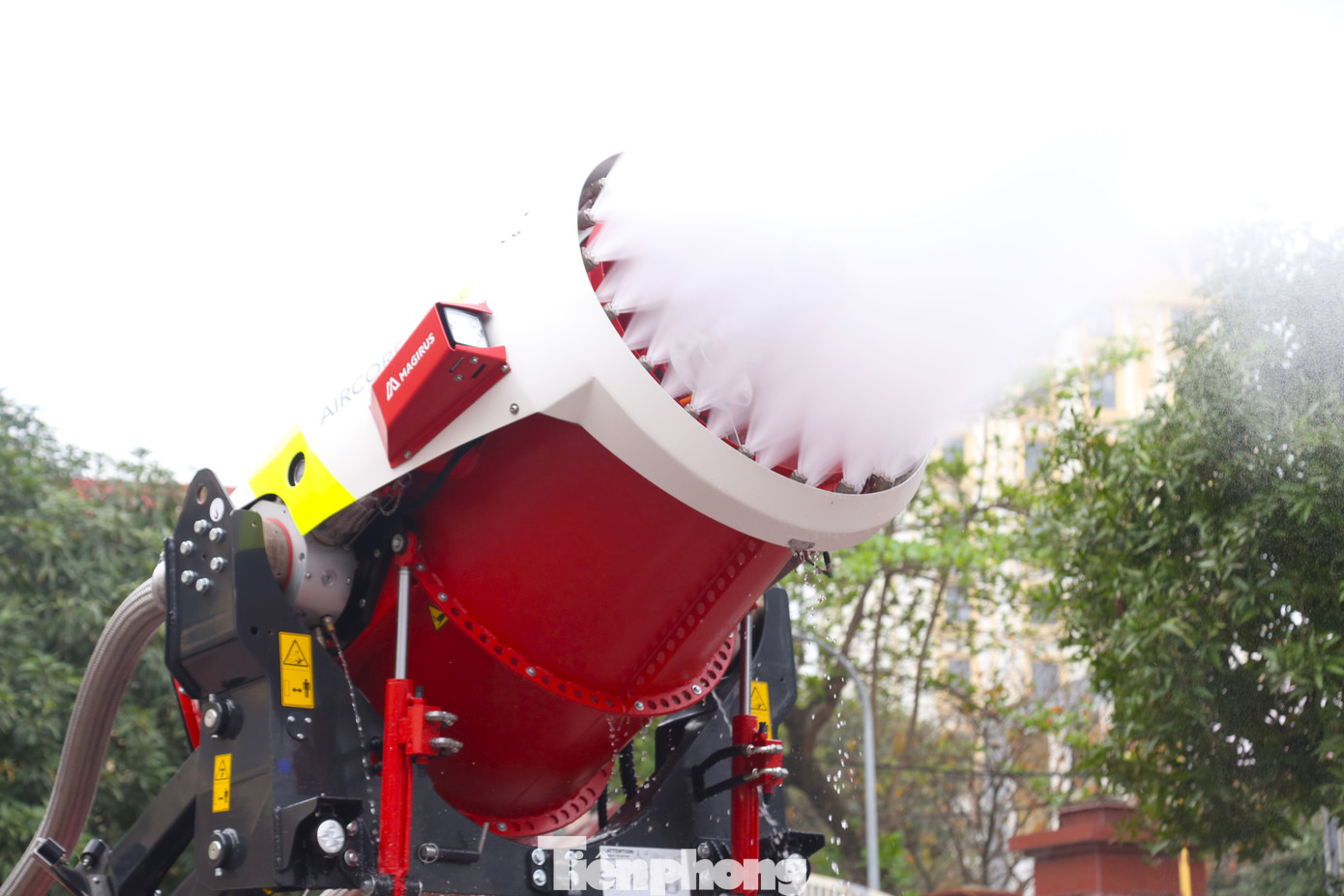 Robot chữa cháy TAF35 do một công ty của Đức chế tạo, có thể phun xa đến 80m. Với động cơ tuabin công suất 25kW, tốc độ phun của robot đạt 4.700 lít nước/phút, giúp nhanh chóng dập tắt đám cháy