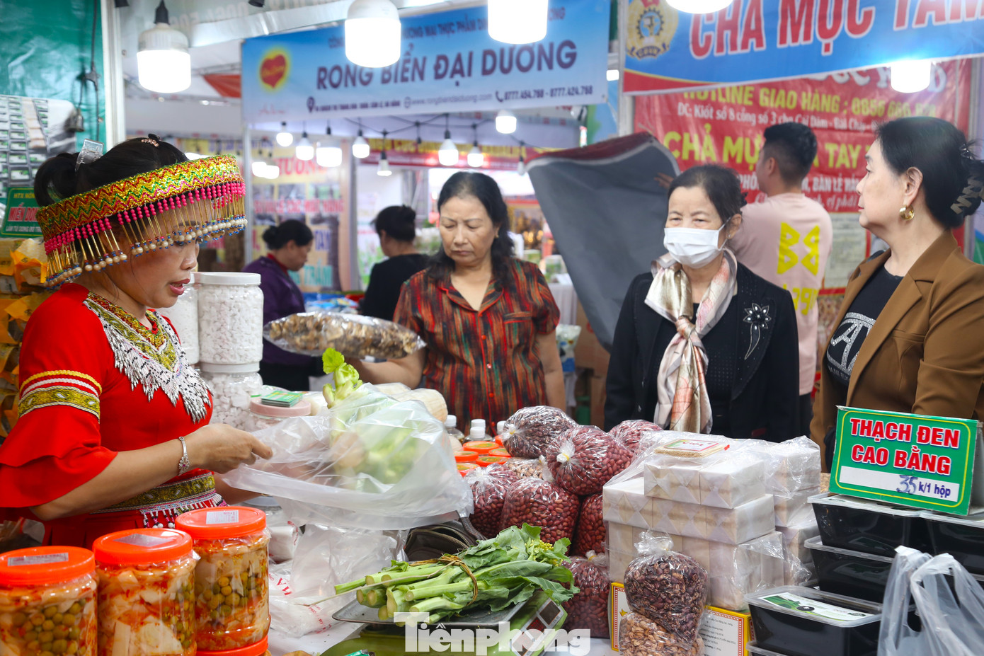 Lần thứ hai tham gia hội chợ, chị Nguyễn Thị Dần (tỉnh Cao Bằng) có các đặc sản như: thạch đen, miến dong, rau mầm đá… bày bán. “Tham gia hội chợ, chúng tôi mong muốn giới thiệu đặc sản địa phương đến khách hàng gần xa, từ đó kết nối tiêu thụ và quảng bá sản phẩm”, chị Dần chia sẻ.