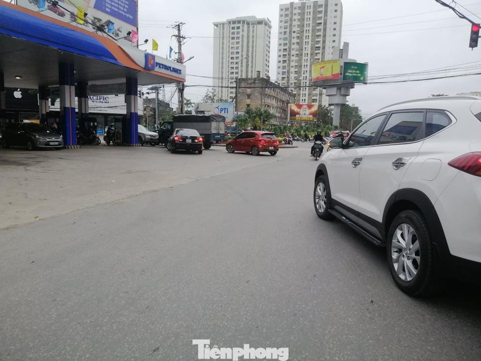 Ô tô nối đuôi nhau chờ đổ xăng. Ô tô nối đuôi nhau chờ đổ xăng.