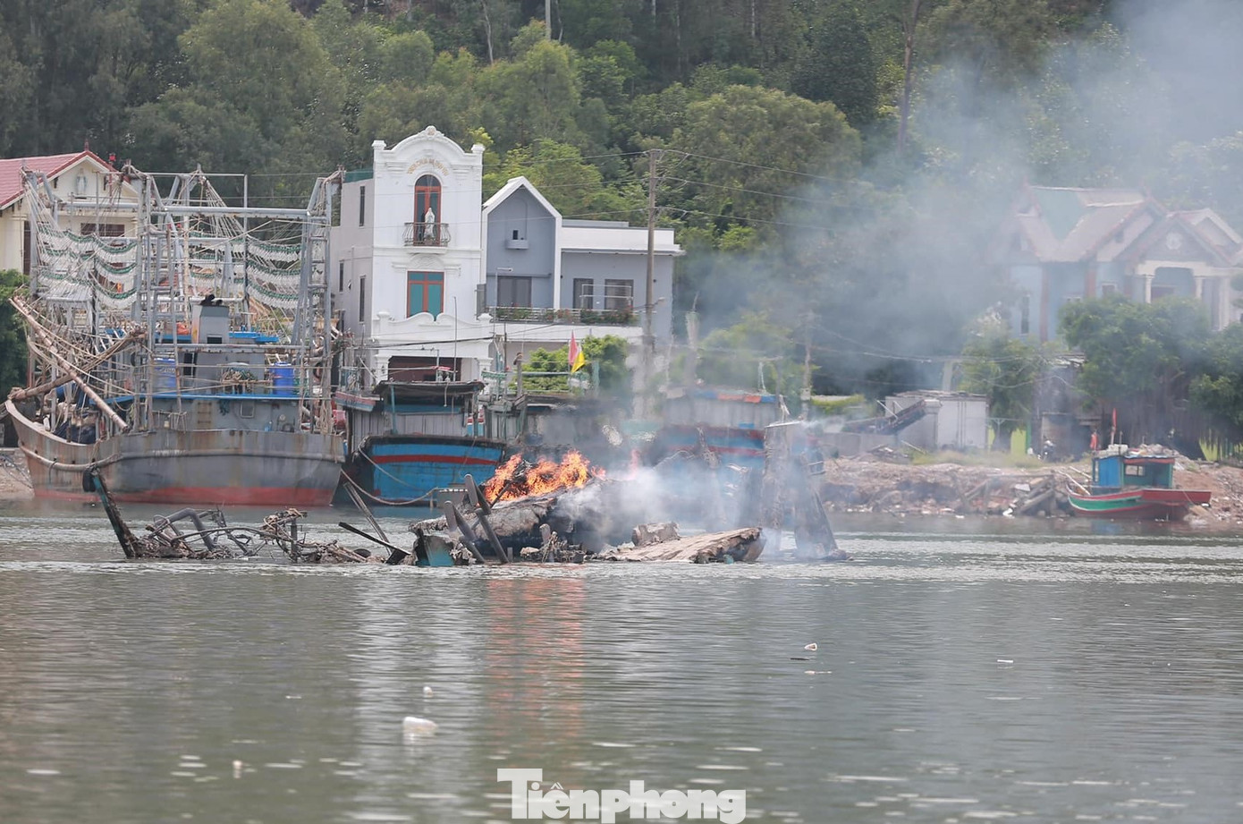 Ghi nhận sáng 29/7 tại cảng cá Lạch Quèn, giáp ranh giữa hai xã Quỳnh Thuận và Tiến Thủy, huyện Quỳnh Lưu (Nghệ An), 5 tàu cá bị thiêu rụi nằm ở 3 điểm khác nhau. Hiện trên một số tàu cá của bà con ngư dân, ngọn lửa vẫn âm ỉ cháy.