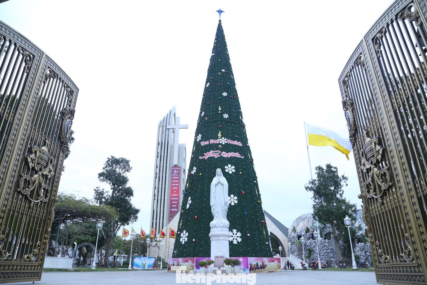 Những ngày này, người dân các giáo phận, giáo xứ, giáo họ ở Nghệ An đang trang trí những cây thông, hang đá rất đẹp, công phu và lộng lẫy. Tại giáo xứ Yên Đại (TP Vinh, Nghệ An) một cây thông ‘khủng’ được giáo dân thiết kế để đón Giáng sinh. Những ngày này, người dân các giáo phận, giáo xứ, giáo họ ở Nghệ An đang trang trí những cây thông, hang đá rất đẹp, công phu và lộng lẫy. Tại giáo xứ Yên Đại (TP Vinh, Nghệ An) một cây thông ‘khủng’ được giáo dân thiết kế để đón Giáng sinh.