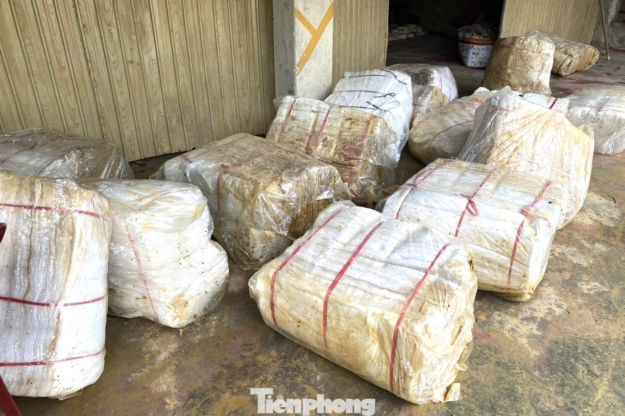 Theo người dân nơi đây, hương quan trọng nhất là mùi thơm, tuy nhiên khi những nguyên liệu ngâm nước hơn một ngày đã bị hư hỏng hoàn toàn, không còn mùi nữa. Nếu sấy khô để làm tiếp thì sản phẩm sẽ không đạt chất lượng, mất uy tín.