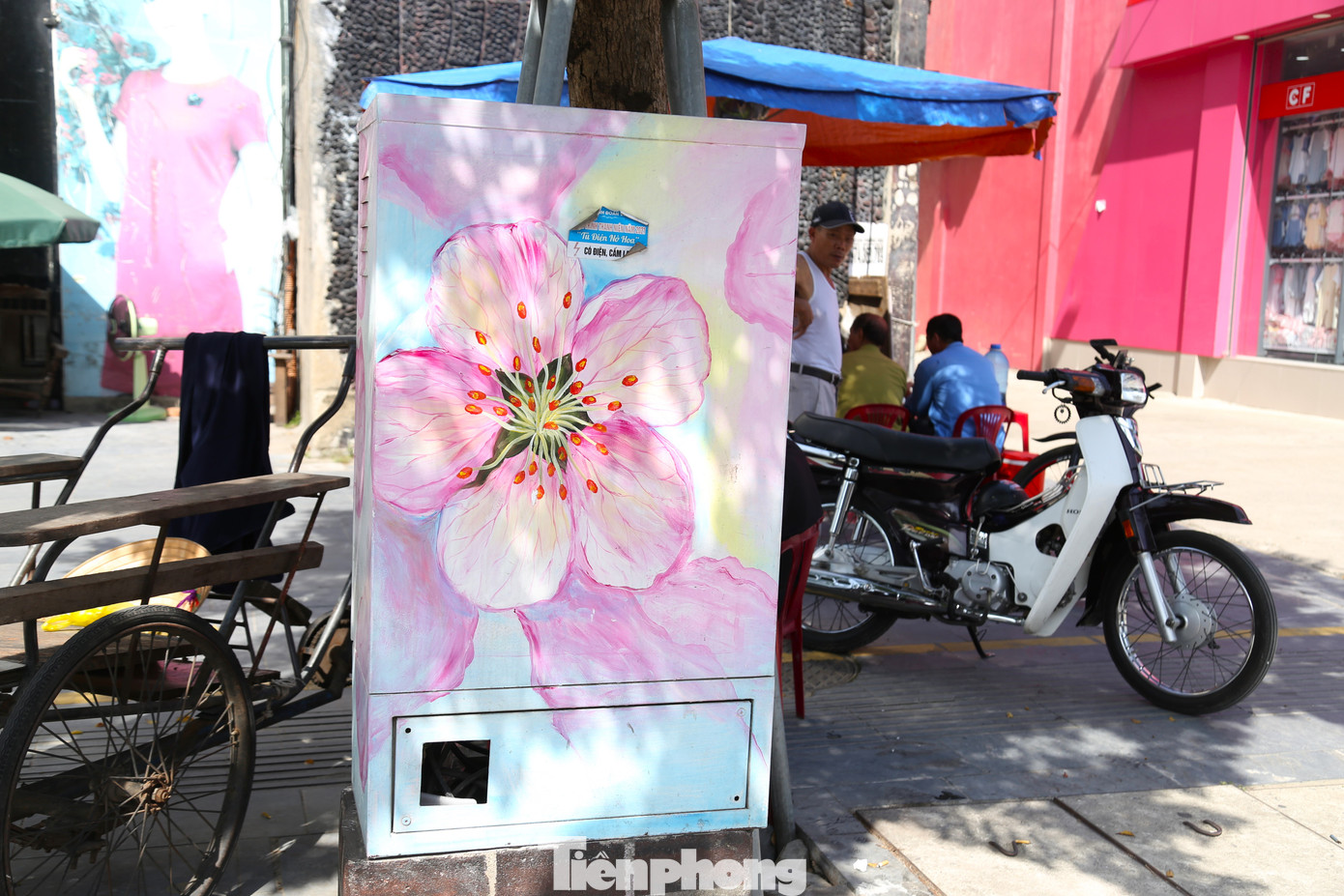 Chị Nguyễn Phương Linh (trú phường Quang Trung, TP Vinh) chia sẻ: “Tôi khá bất ngờ khi những tủ điện được trang trí đẹp như vậy, vừa tạo phần sinh động cho cảnh quan đô thị, cũng như sự tươi mới cho thành phố, vừa giảm thiểu tình trạng quảng cáo rác gây mất vẻ đẹp của đô thị mình. Tôi mong muốn mô hình này sẽ được nhân rộng”.