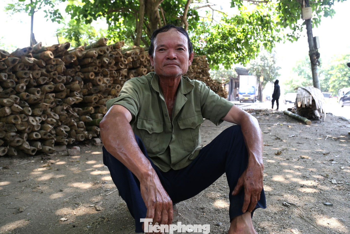 Tranh thủ khi chưa có hàng để chở, ông Nguyễn Văn Khoa (trú phường Hồng Sơn, thành phố Vinh) tìm bóng râm ngồi nghỉ. Ông Khoa có thâm niên 8 năm làm nghề vận chuyển, bốc vác. “Tôi bắt đầu công việc từ tờ mờ sáng, ai thuê gì chở nấy, miễn kiếm được tiền. Công việc nặng nhọc, vất vả, rất dễ mất sức, nhất là vào mùa nắng nóng”, ông Khoa chia sẻ. Tranh thủ khi chưa có hàng để chở, ông Nguyễn Văn Khoa (trú phường Hồng Sơn, thành phố Vinh) tìm bóng râm ngồi nghỉ. Ông Khoa có thâm niên 8 năm làm nghề vận chuyển, bốc vác. “Tôi bắt đầu công việc từ tờ mờ sáng, ai thuê gì chở nấy, miễn kiếm được tiền. Công việc nặng nhọc, vất vả, rất dễ mất sức, nhất là vào mùa nắng nóng”, ông Khoa chia sẻ.