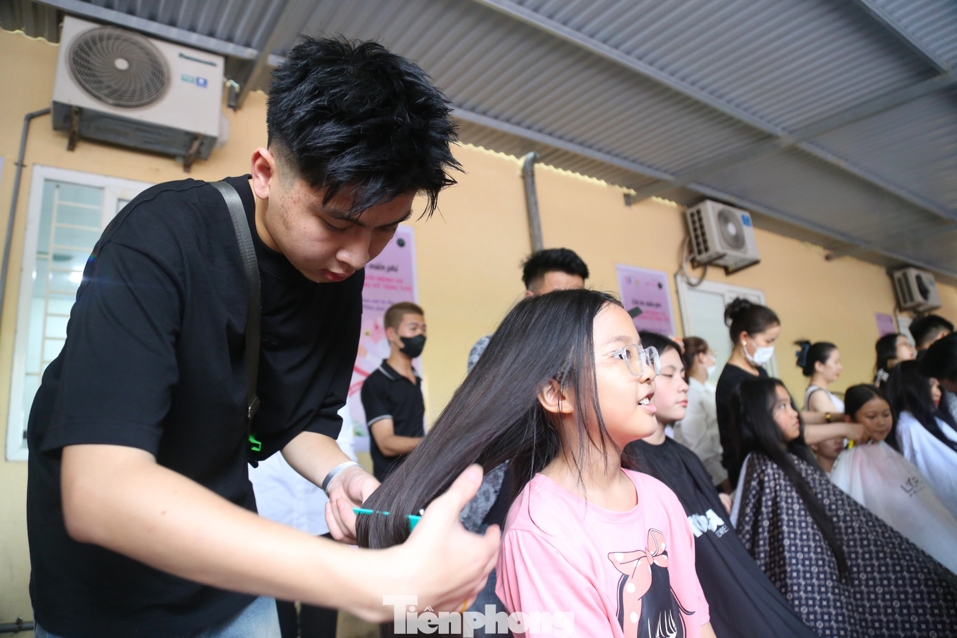 Với nhiều người, mái tóc có ý nghĩa đặc biệt. Thế nhưng, họ sẵn sàng cắt đi mái tóc của mình với mong muốn tạo nên những điều ý nghĩa hơn cho các bệnh nhân ung thư.