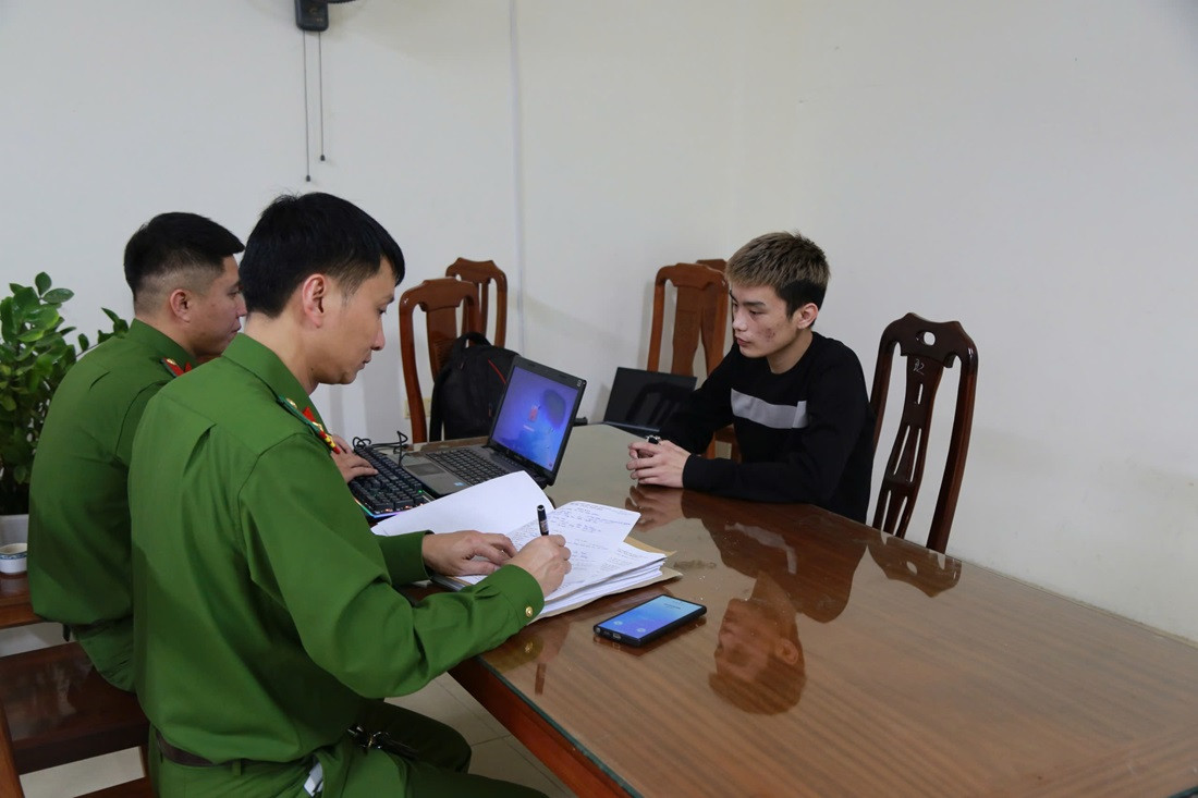 Công an lấy lời khai một trong số các đối tượng gây rối trật tự công cộng