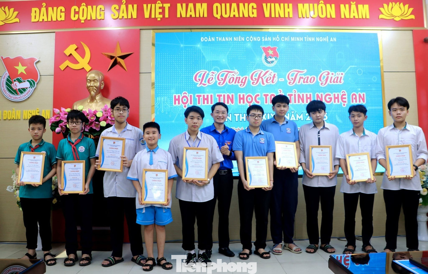 Anh Trần Linh - Phó Bí thư Tỉnh Đoàn Nghệ An trao giải Ba cho các thí sinh. Anh Trần Linh - Phó Bí thư Tỉnh Đoàn Nghệ An trao giải Ba cho các thí sinh.