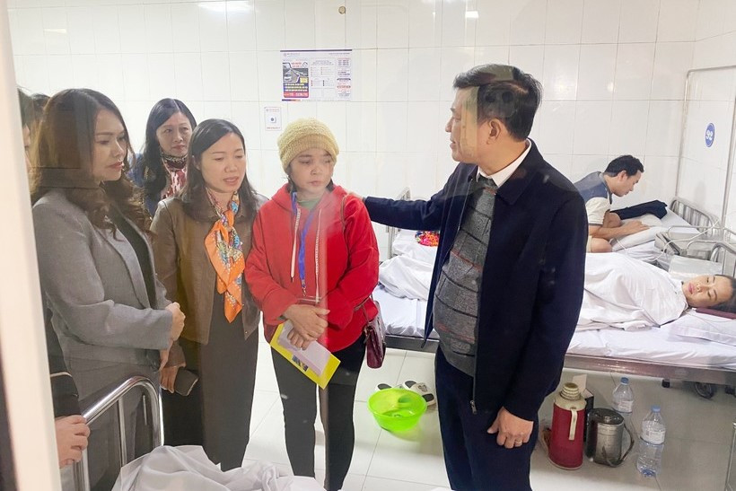 Giám đốc Sở GD&ĐT Nghệ An động viên người thân có học sinh đang điều trị tại Bệnh viện Đa khoa 115 Giám đốc Sở GD&ĐT Nghệ An động viên người thân có học sinh đang điều trị tại Bệnh viện Đa khoa 115