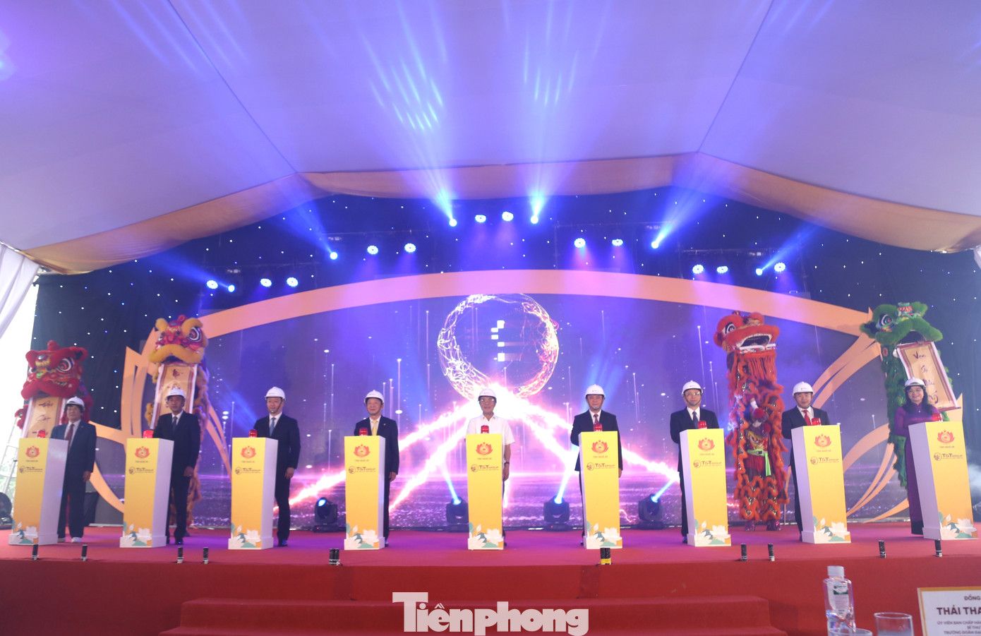 Các đại biểu thực hiện nghi thức bấm nút khởi công 2 dự án.