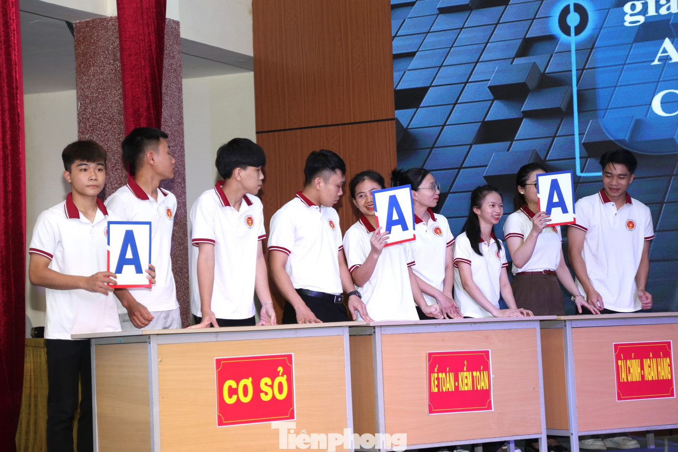 Các thí sinh tham dự phần thi "Tìm hiểu về cuộc đời sự nghiệp của Chủ tịch Hồ Chí Minh" Các thí sinh tham dự phần thi "Tìm hiểu về cuộc đời sự nghiệp của Chủ tịch Hồ Chí Minh"