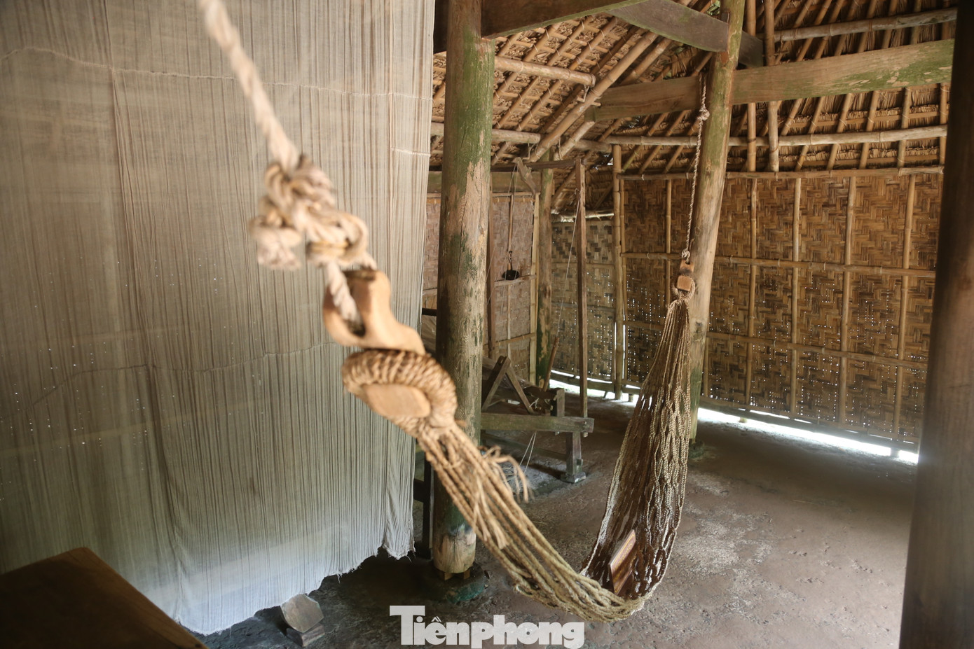 Chiếc võng Bác Hồ nằm khi còn bé trong ngôi nhà ở làng Hoàng Trù. Võng dài 3,2 m, rộng 1,5 m, đan bằng sợi cói bện vào nhau. Đêm đêm, trên chiếc võng này, cậu bé Nguyễn Sinh Cung say giấc ngủ trong tiếng ru ầu ơ, cùng những làn điệu dân ca, ví giặm của mẹ.