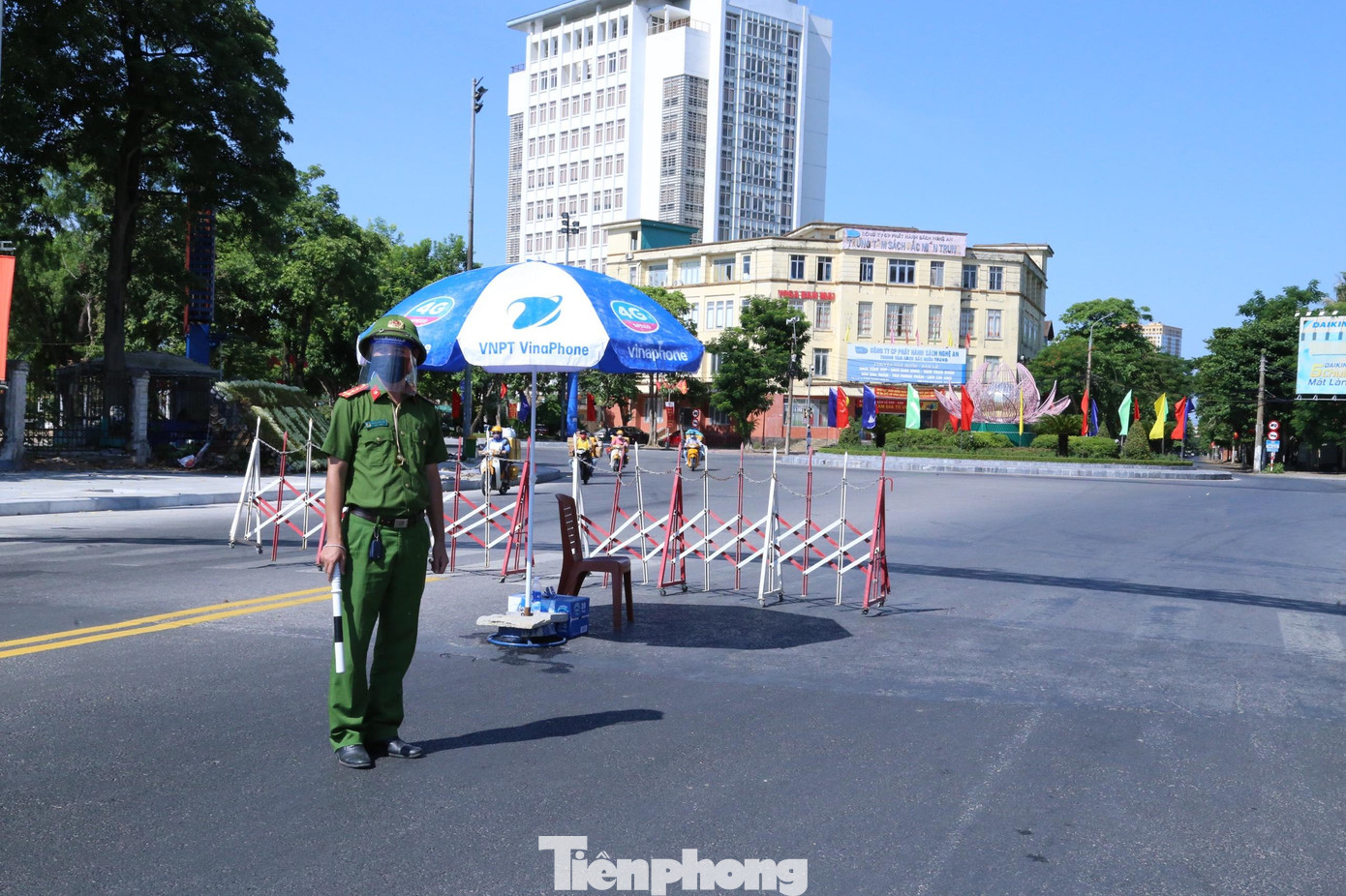 Gần 700 cán bộ, chiến sĩ công an được huy động tại 70 chốt kiểm soát mọi ngõ ngách trên địa bàn thành phố Vinh.