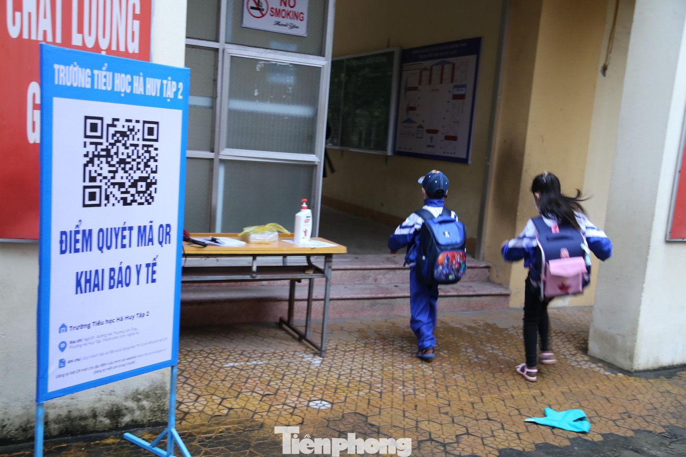 Trước ngày học sinh trở lại trường, Ban giám hiệu nhà trường đã xây dựng các kế hoạch cụ thể từ việc thực hiện các biện pháp phòng dịch COVID-19 đến việc đưa, đón học sinh hàng ngày.