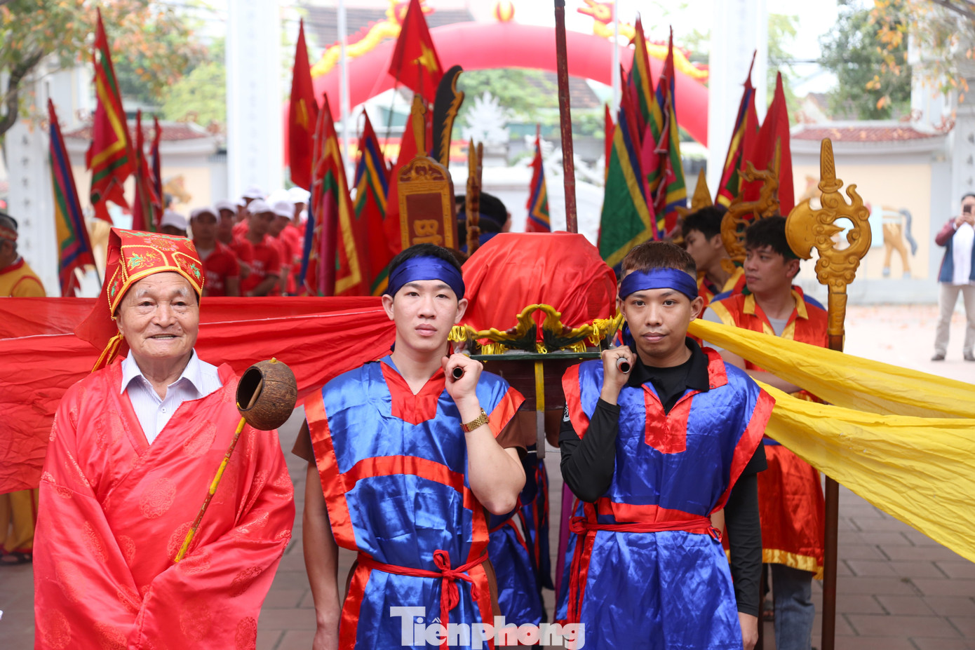 Nước thiêng sông Lam được đưa vào Thượng điện đền Vua Mai để tắm rửa cho tượng thánh và đồ tế khí. Hoạt động thể hiện lòng thành kính, tri ân Mai Hắc Đế - người có công lao to lớn đánh đuổi giặc phương Bắc và cầu cho một năm quốc thái dân an, mưa thuận gió hòa, mùa màng tươi tốt. Sau khi lễ rước nước kết thúc, Lễ hội đền Vua Mai mới chính thức bắt đầu. Nước thiêng sông Lam được đưa vào Thượng điện đền Vua Mai để tắm rửa cho tượng thánh và đồ tế khí. Hoạt động thể hiện lòng thành kính, tri ân Mai Hắc Đế - người có công lao to lớn đánh đuổi giặc phương Bắc và cầu cho một năm quốc thái dân an, mưa thuận gió hòa, mùa màng tươi tốt. Sau khi lễ rước nước kết thúc, Lễ hội đền Vua Mai mới chính thức bắt đầu.