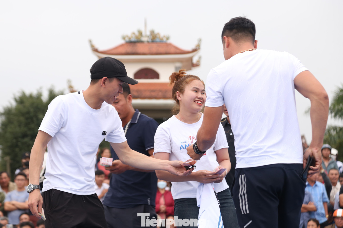 Phấn khích trước những trận đấu mãn nhãn, quyết liệt, các khán giả sẵn sàng rút hầu bao thưởng nóng cho các nữ đô vật giành chiến thắng. Phấn khích trước những trận đấu mãn nhãn, quyết liệt, các khán giả sẵn sàng rút hầu bao thưởng nóng cho các nữ đô vật giành chiến thắng.