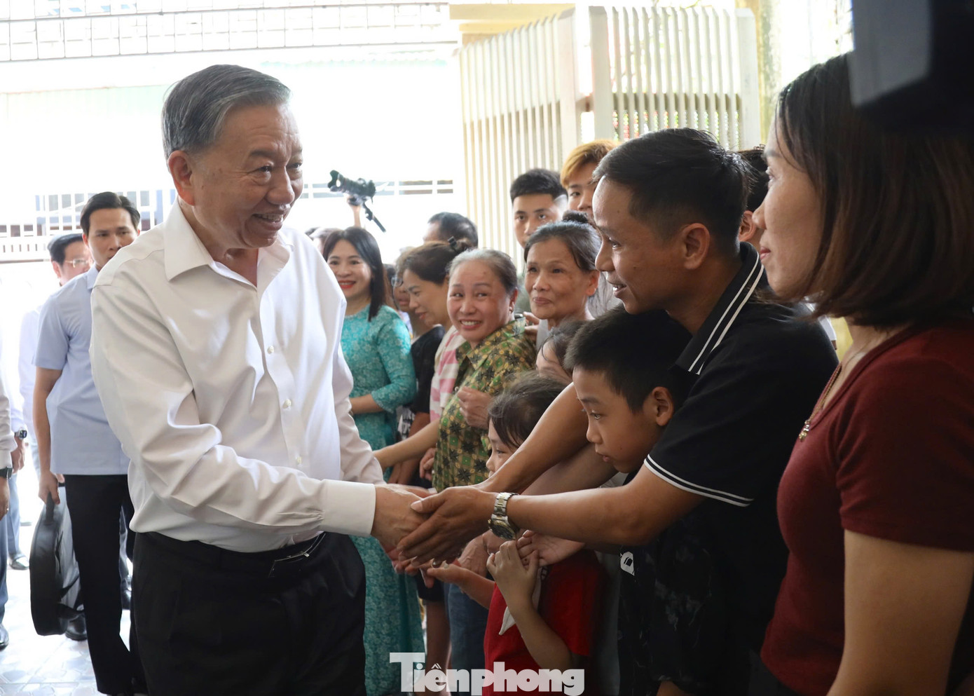 Tổng Bí thư Tô Lâm chào hỏi các thành viên trong gia đình Mẹ Việt Nam Anh hùng Lê Thị Sáu. Tổng Bí thư Tô Lâm chào hỏi các thành viên trong gia đình Mẹ Việt Nam Anh hùng Lê Thị Sáu.