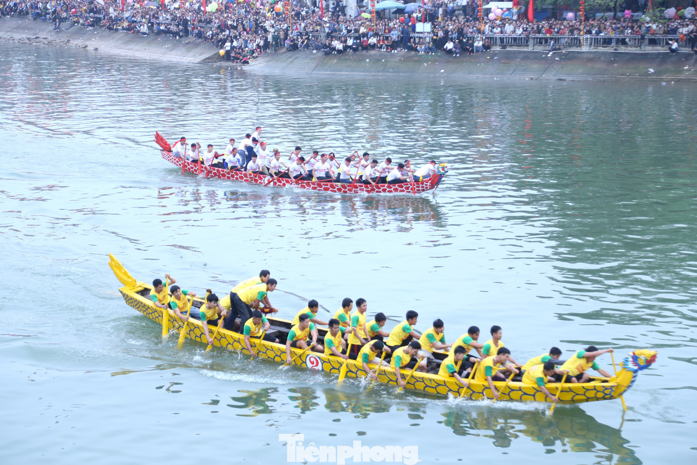 Các đội đua ra sức tranh tài.