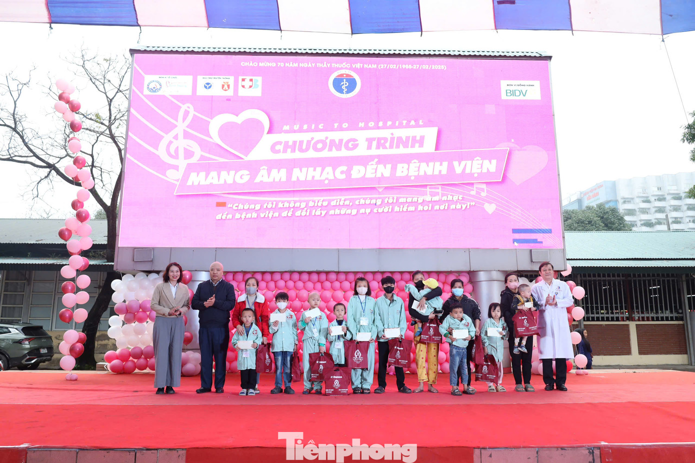 Trao quà cho 10 bệnh nhi đang điều trị tại Bệnh viện Ung bướu Nghệ An.