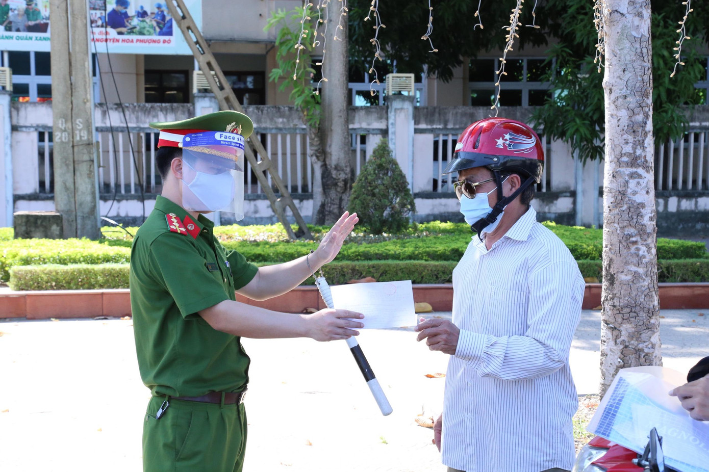 Những trường hợp không đủ giấy tờ theo quy định sẽ không được qua chốt và bị xử phạt theo quy định.