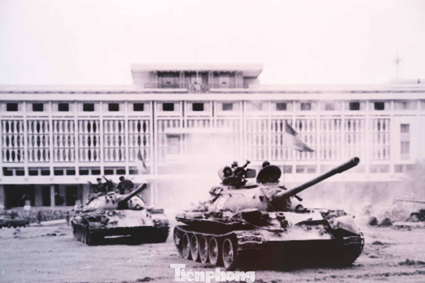 Sáng 30/4/1975, từ khắp mọi hướng, hàng trăm xe tăng, xe thiết giáp cùng bộ binh đồng loạt thẳng tiến phủ Tổng thống ngụy quyền Sài Gòn, giải phóng Sài Gòn. Sáng 30/4/1975, từ khắp mọi hướng, hàng trăm xe tăng, xe thiết giáp cùng bộ binh đồng loạt thẳng tiến phủ Tổng thống ngụy quyền Sài Gòn, giải phóng Sài Gòn.