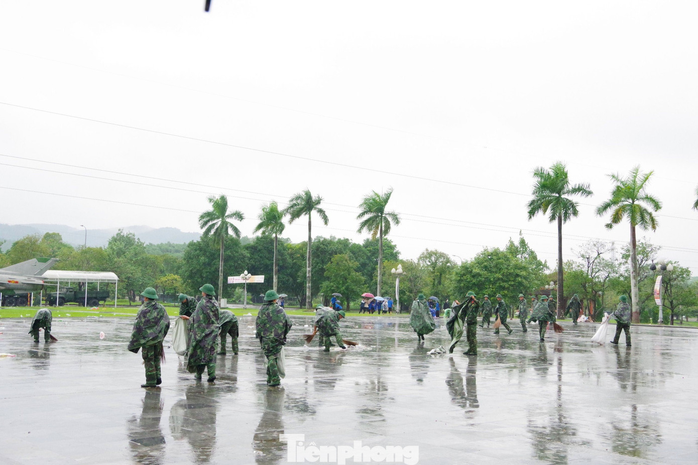 "Đội mưa" thu gom rác thải. "Đội mưa" thu gom rác thải.