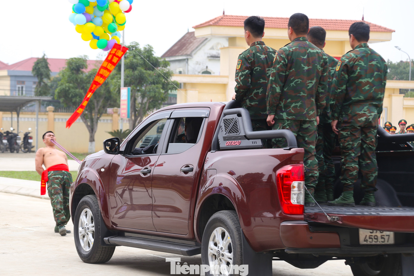 Người xem thực sự ấn tượng với màn biểu diễn dùng răng kéo xe ô tô nặng khoảng 3,5 tấn