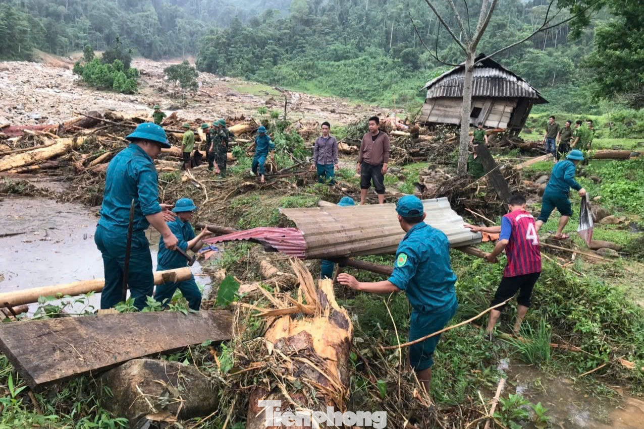 Chính quyền địa phương đang huy động tổng lực gồm lực lượng dân quân, công an, bộ đội cùng đoàn viên, thanh niên phối hợp với người dân dọn dẹp đất đá, thông tuyến đường bị chia cắt và dựng lại nhà ở tạm cho các hộ bị lũ cuốn trôi.