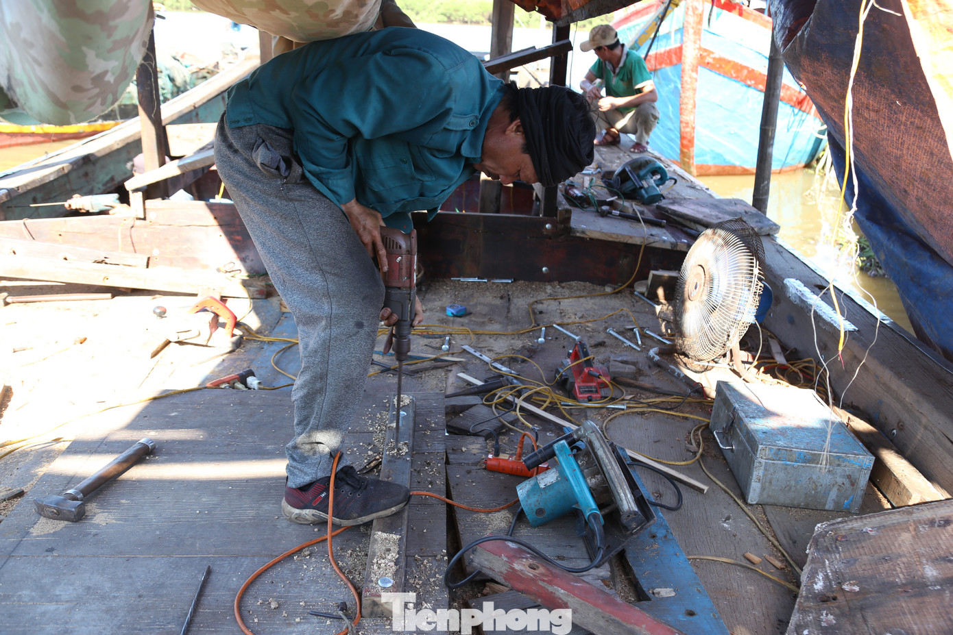 Trước đây, ông Nguyễn Văn Sáng (SN 1971, trú xã Diễn Bích, huyện Diễn Châu) bám biển mưu sinh. Năm 1988, sau khi gặp biến cố trong một chuyến đi biển, ông chuyển qua làm nghề sửa chữa tàu thuyền cho đến tận bây giờ. “Tuỳ theo mức độ hỏng hóc của tàu thuyền, có chiếc chỉ sửa trong vòng vài giờ, nhưng cũng có chiếc mất vài buổi, thậm chí vài tháng”, ông Sáng nói.