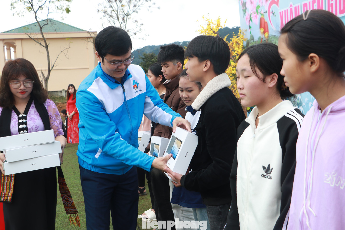 Anh Bùi Quang Huy trao 20 máy tính xách tay cho 20 cháu học sinh vượt khó học giỏi. Anh Bùi Quang Huy trao 20 máy tính xách tay cho 20 cháu học sinh vượt khó học giỏi.